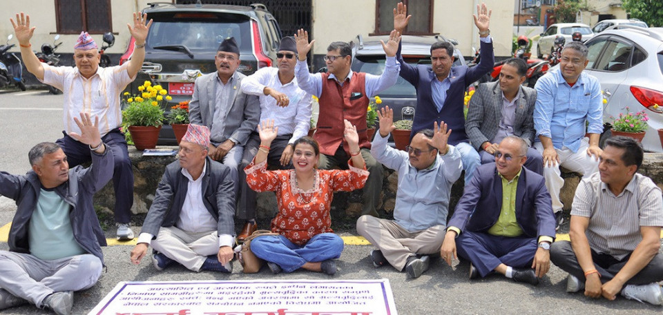 इन्धन र निर्माण सामग्रीको मूल्यवृद्धिविरुद्ध निर्माण व्यवसायी आन्दोलित, सडक विभागमा धर्ना