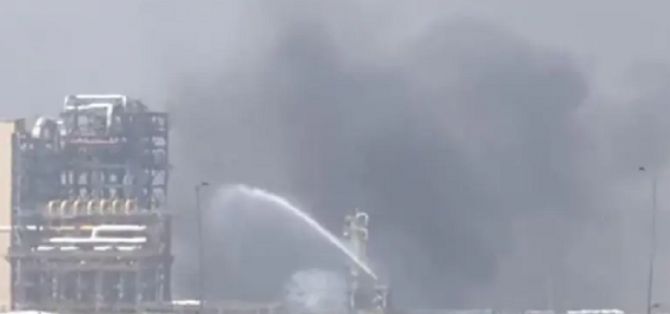 नरेन्द्र मोदीले उद्घाटन गर्नु एकदिन अघि रिफाइनरीमा आगलागी