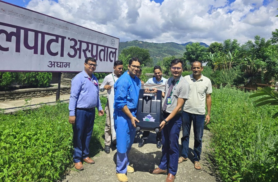 सांग्रिला डेभलपमेन्ट बैंकद्वारा बयालपाटा अस्पताललाई अक्सिजन कन्सन्ट्रेटर हस्तान्तरण