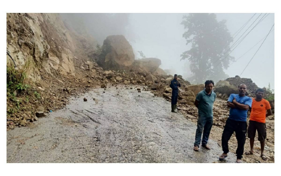 पहिरोले कान्तिराजपथ पूर्ण अवरुद्ध, हेटौँडा–काठमाडौं यातायात ठप्प