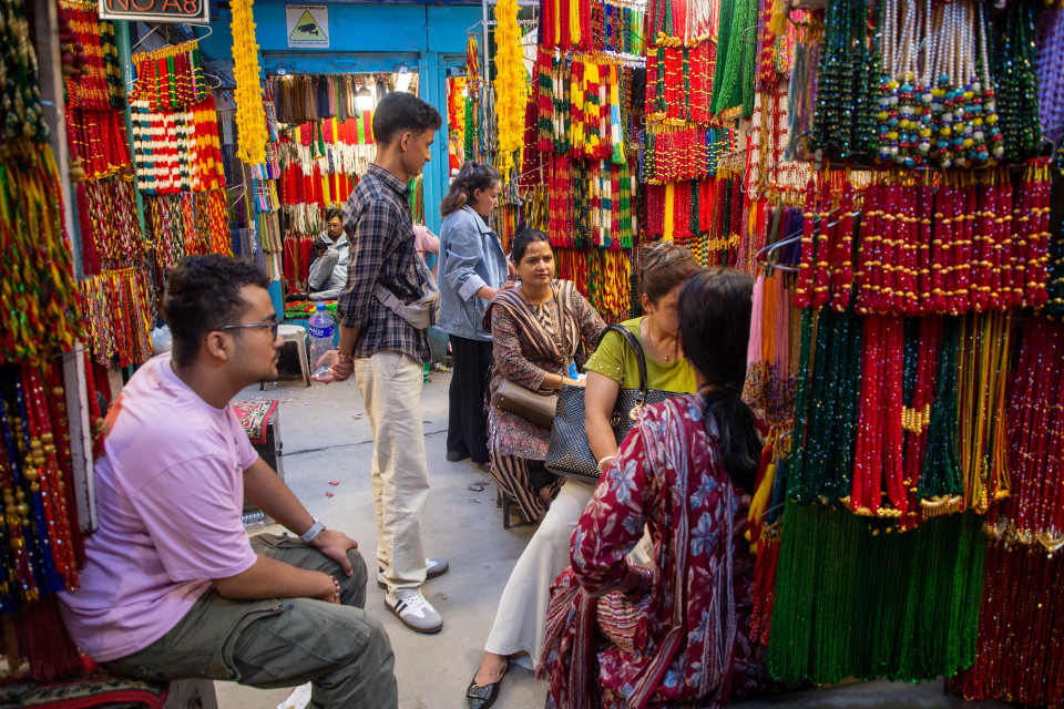 साउनसँगै हरियो चुरा, पोते र मेहन्दीको व्यापार चम्कियो, दैनिक कारोबार दोब्बरभन्दा बढी
