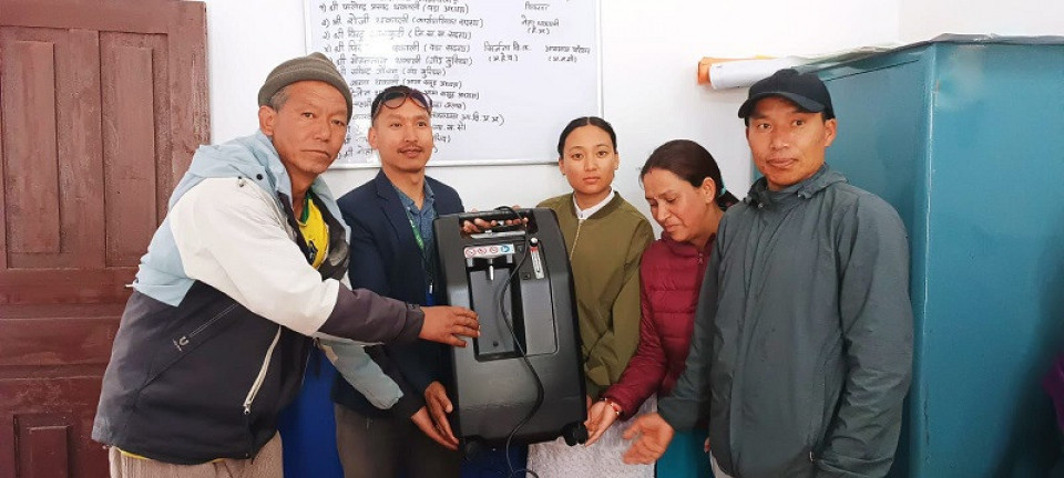 सांग्रिला डेभलपमेन्ट बैंकद्वारा मुस्ताङको स्वास्थ्य केन्द्रलाई अक्सिजन कन्सेन्ट्रेटर हस्तान्तरण