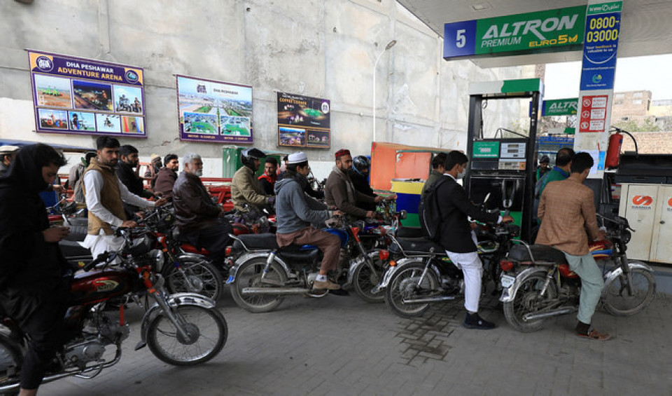 विश्व बजार तातेको बेला पाकिस्तानले दियो राहत, ८० रुपैयाँ घट्यो पेट्रोल