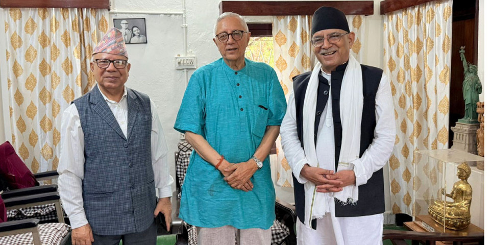 कोइराला निवास विराटनगर पुगेर प्रचण्ड र माधवले भेटे डा. शेखर कोइराला