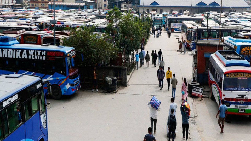 इन्धनको मूल्य बढेपछि फेरी सार्वजनिक यातायातको भाडा बढाउन माग
