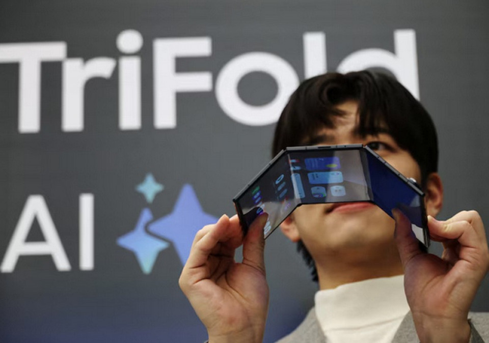 सामसुङले सार्वजनिक गर्यो पहिलो मल्टिफोल्डिङ स्मार्टफोन ‘ग्यालेक्सी जेट ट्राइफोल्ड’, मूल्य कति ?