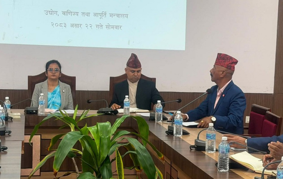 व्यवसायीहरुलाई तत्काल बजार भाउ घटाउन उद्योग मन्त्रीको निर्देशन